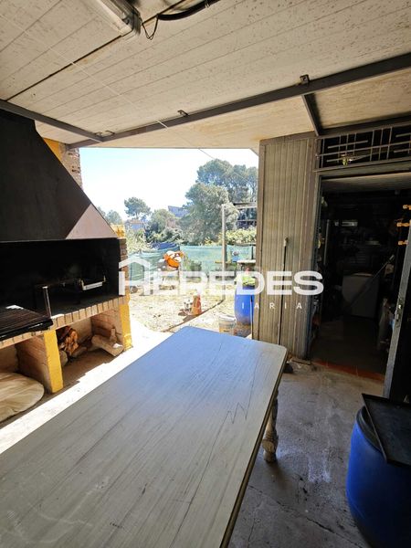 Foto 5587461f-9333-4864-b392-83053bc98e00. Casa amb xemeneia calefacció aparcament piscina a Torrelles de Llobregat