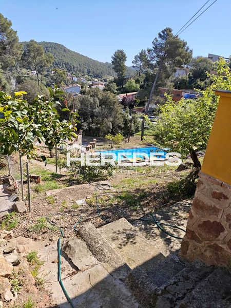 Foto 5b3da375-4c4c-46af-bed3-1e82f346bedb. Casa amb xemeneia calefacció aparcament piscina a Torrelles de Llobregat