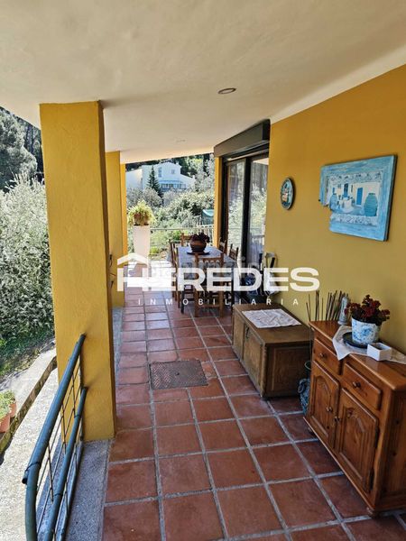 Foto 96e06997-614a-44f9-b9bf-a543d2508082. Casa amb xemeneia calefacció aparcament piscina a Torrelles de Llobregat