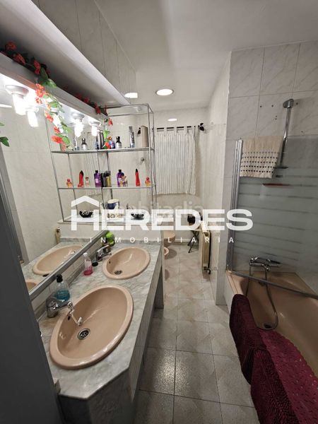 Foto d9bad83d-bdbc-46ad-8176-35cc7790becf. Casa amb xemeneia calefacció aparcament piscina a Torrelles de Llobregat
