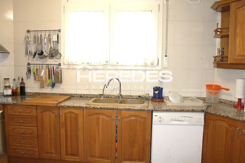 Foto 2380aa83-ba1d-45cc-b906-a8e48396b4f0. Casa adossada amb xemeneia calefacció aparcament a Torrelles de Llobregat