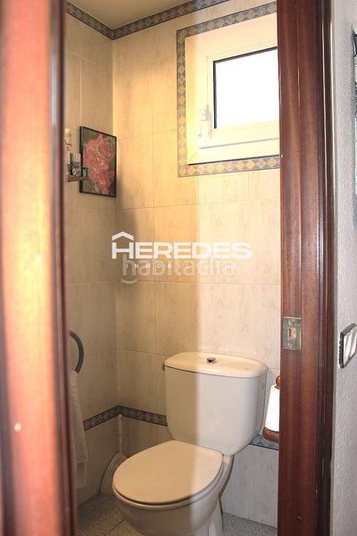 Foto 5bd3928d-8e51-427f-9247-3d560a6dc947. Casa adossada amb xemeneia calefacció aparcament a Torrelles de Llobregat
