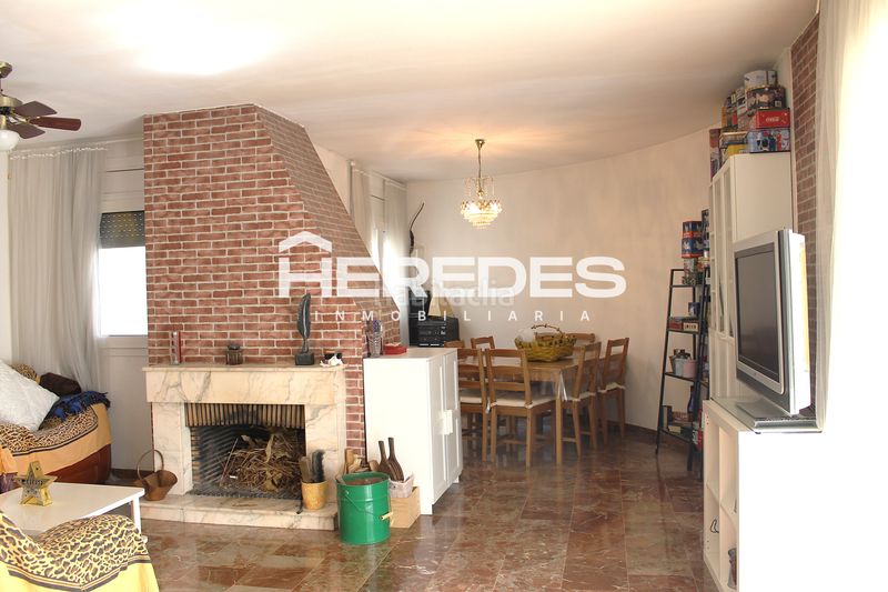 Foto 69c04bea-3ffd-45f9-b4c1-5f5536670fef. Casa adossada amb xemeneia calefacció aparcament a Torrelles de Llobregat