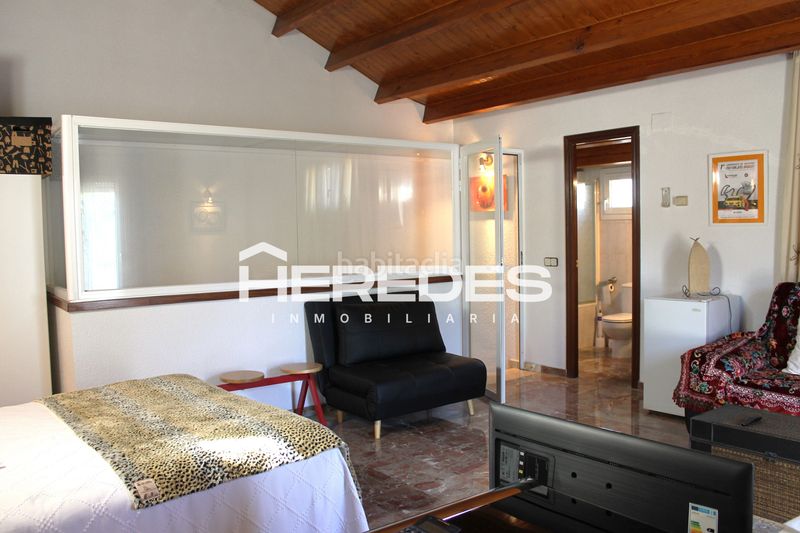 Foto 6e6eb8ed-4b22-478c-8692-9e5f7dec69e8. Casa adossada amb xemeneia calefacció aparcament a Torrelles de Llobregat