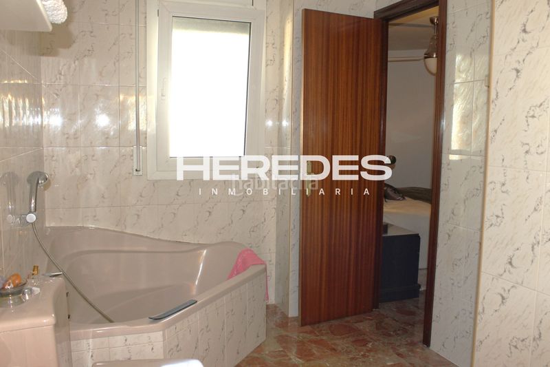 Foto 7a6e7508-1a00-422a-bf02-9b60c0fb1437. Casa adossada amb xemeneia calefacció aparcament a Torrelles de Llobregat