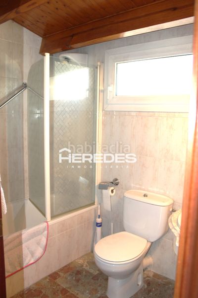 Foto ad0b5073-c738-4aef-b5d2-855cd54029f0. Casa adossada amb xemeneia calefacció aparcament a Torrelles de Llobregat