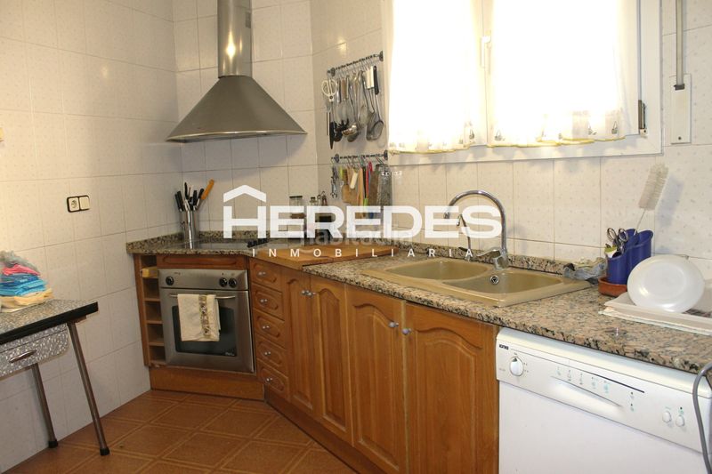 Foto b69dd8bf-916a-4feb-b57a-44dd48e66e21. Casa adossada amb xemeneia calefacció aparcament a Torrelles de Llobregat