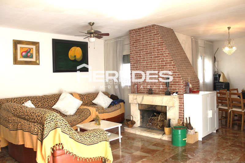 Foto bceda325-ff84-499f-a4b6-40302b93774e. Casa adossada amb xemeneia calefacció aparcament a Torrelles de Llobregat