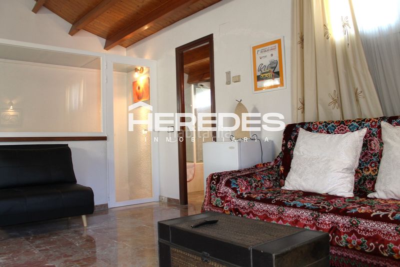 Foto c2e6a5a6-192c-449e-b33c-56d16148264c. Casa adossada amb xemeneia calefacció aparcament a Torrelles de Llobregat