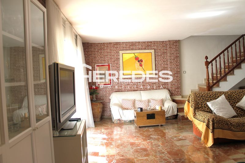 Foto c34488f2-aa36-43ac-9a0a-94d4e609627d. Casa adossada amb xemeneia calefacció aparcament a Torrelles de Llobregat