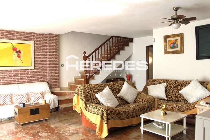 Foto f0a1c9b5-c6ea-4ee9-b5e2-05c63ab95f0b. Casa adossada amb xemeneia calefacció aparcament a Torrelles de Llobregat