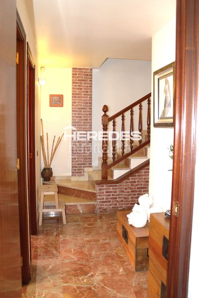 Foto fb83cb22-f89c-4ae3-a23a-5d84b55f787d. Casa adossada amb xemeneia calefacció aparcament a Torrelles de Llobregat