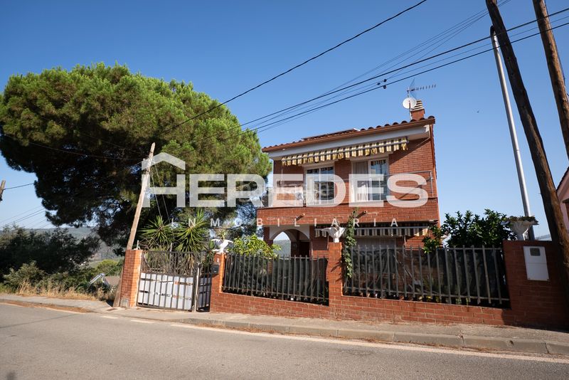 Foto 0d4e37e4-4258-404b-b356-103696369328. Casa amb calefacció aparcament a Torrelles de Llobregat