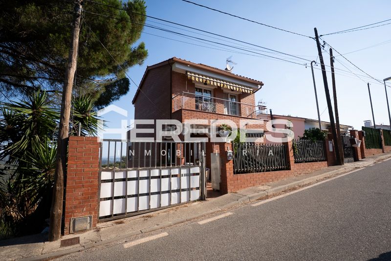 Foto 6d76f4f3-bd4a-429c-b2f4-3f66d56496df. Casa amb calefacció aparcament a Torrelles de Llobregat