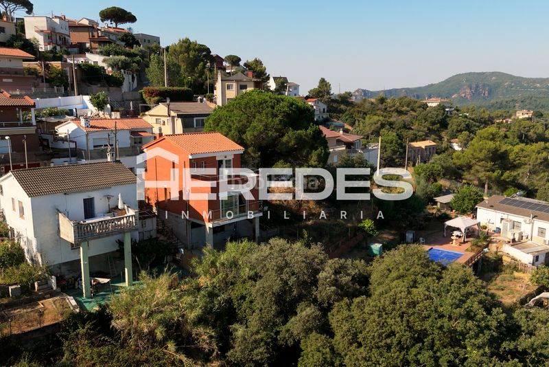 Foto 786ced87-33a8-4323-8030-49908eb1bc17. Casa amb calefacció aparcament a Torrelles de Llobregat