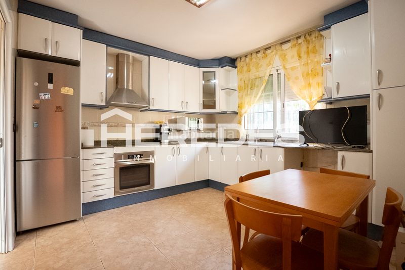 Foto a1324473-1587-4b53-9432-0e5de8514d07. Casa amb calefacció aparcament a Torrelles de Llobregat