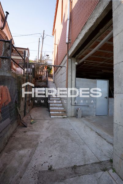 Foto b18ed214-a755-468b-a7a7-cc198a4476a7. Casa amb calefacció aparcament a Torrelles de Llobregat