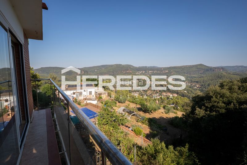 Foto f154beb0-8e65-49a5-bc4c-eb8f6f496170. Casa amb calefacció aparcament a Torrelles de Llobregat