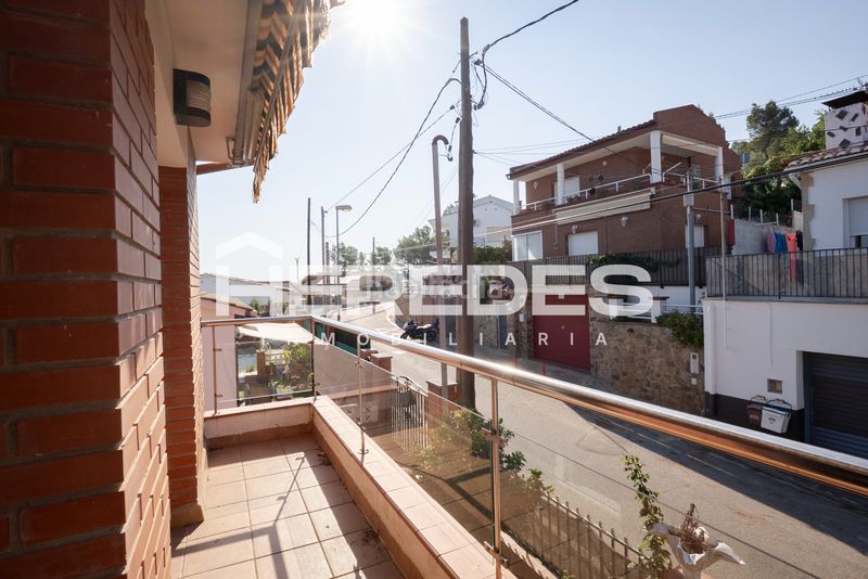 Foto f4a6a662-f2b8-4b2e-a50d-2a460851fa6e. Casa amb calefacció aparcament a Torrelles de Llobregat