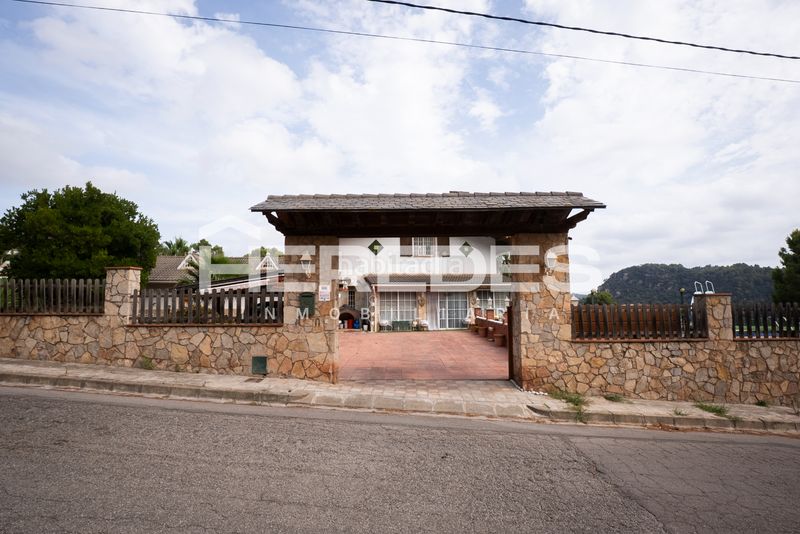Foto 01a3fa00-e31b-4fee-9984-a805e219cd1d. Casa amb xemeneia calefacció aparcament piscina a Torrelles de Llobregat