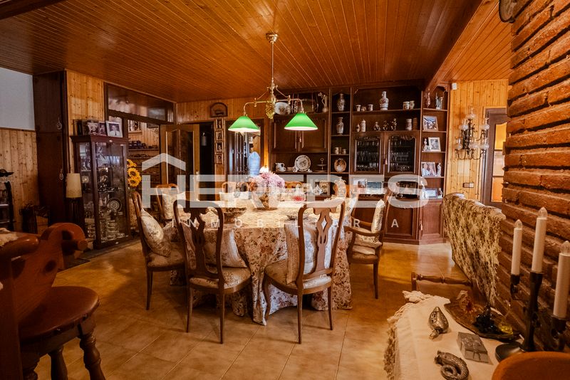 Foto 0ea8d456-f6f0-46bd-b903-b398330453c9. Casa amb xemeneia calefacció aparcament piscina a Torrelles de Llobregat