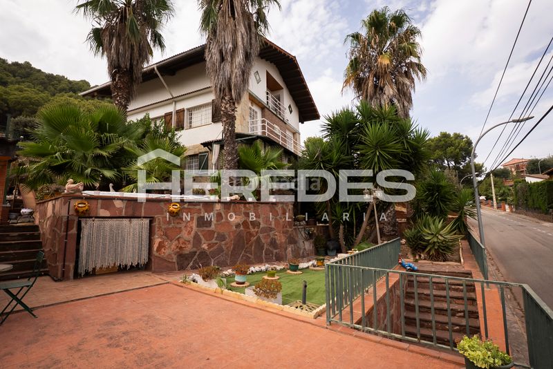 Foto 1a99646d-3c29-43c3-9f7d-bdec84cad744. Casa amb xemeneia calefacció aparcament piscina a Torrelles de Llobregat