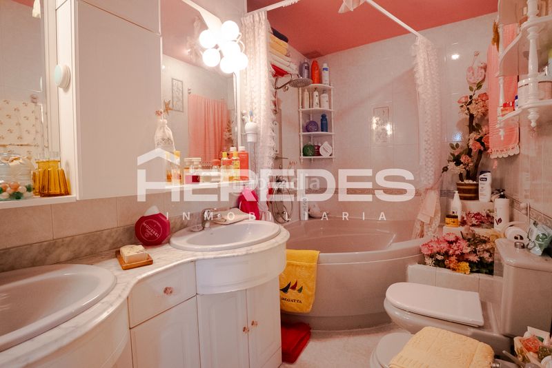 Foto 1e82beb4-6e6a-4fd4-8273-a6059d3bbead. Casa amb xemeneia calefacció aparcament piscina a Torrelles de Llobregat