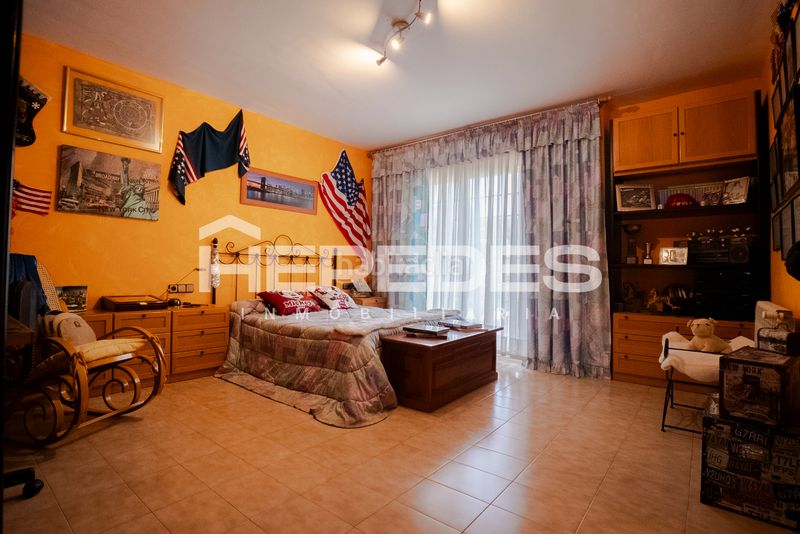 Foto 2e4d92b0-85ff-44e7-b913-ec9c31479e66. Casa amb xemeneia calefacció aparcament piscina a Torrelles de Llobregat