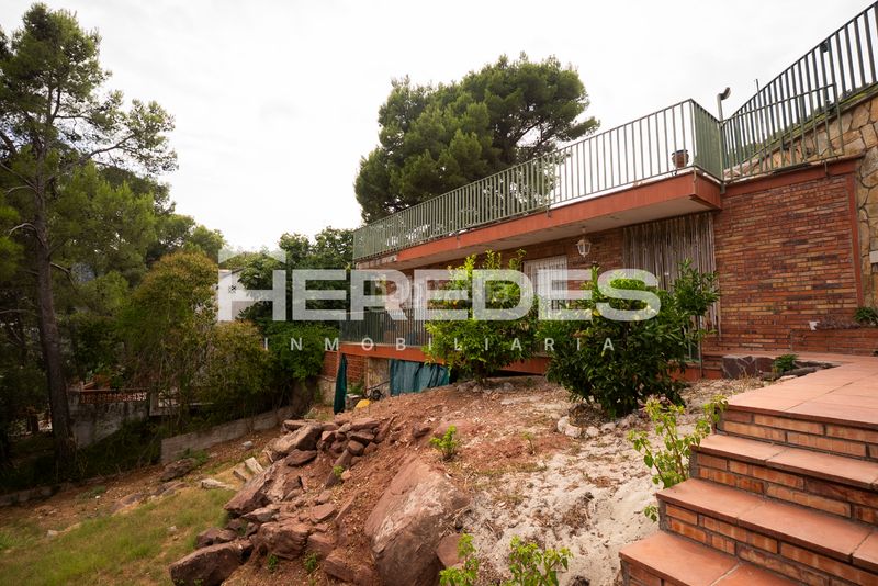 Foto 30e4d53a-8cb9-4261-bdf3-af3f41db3657. Casa amb xemeneia calefacció aparcament piscina a Torrelles de Llobregat