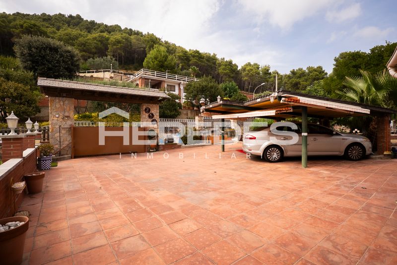 Foto 3e6817a0-6d47-4dbc-9b3e-103dad00de1d. Casa amb xemeneia calefacció aparcament piscina a Torrelles de Llobregat