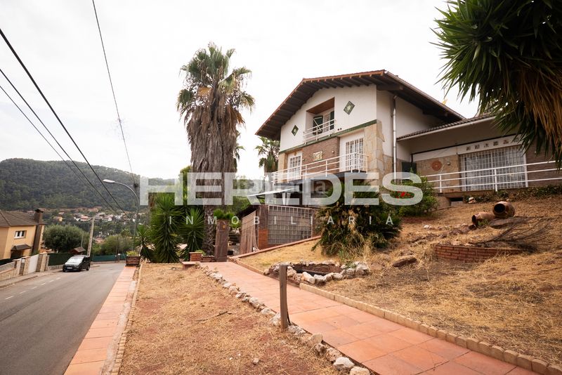 Foto 422b062c-0623-44cf-9565-58d299cac1aa. Casa amb xemeneia calefacció aparcament piscina a Torrelles de Llobregat