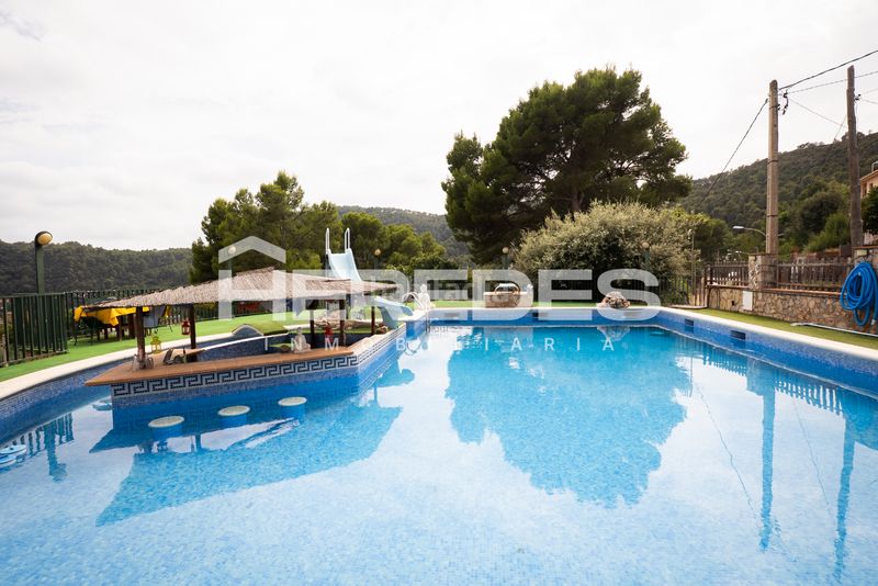 Foto 4c2ded79-657d-422c-86ce-cd1ec893ef6e. Casa amb xemeneia calefacció aparcament piscina a Torrelles de Llobregat
