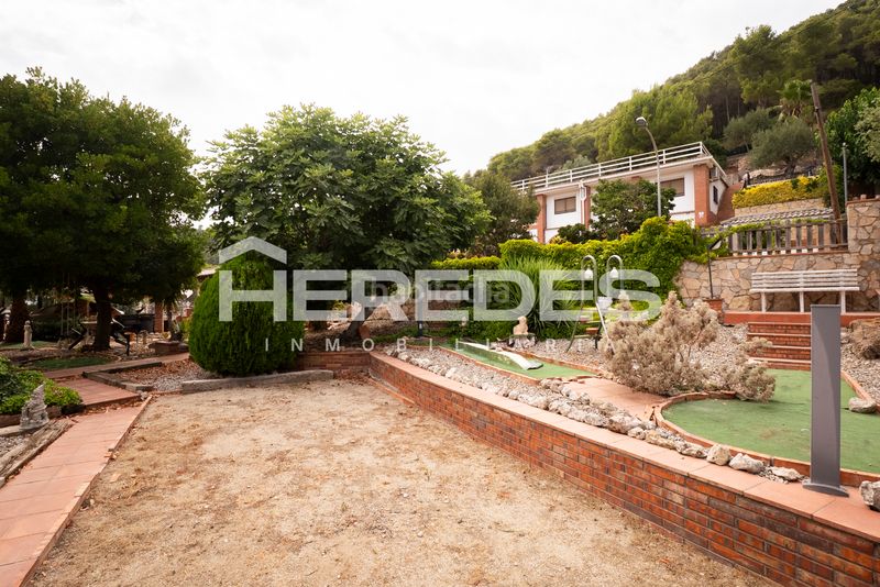 Foto 4eab4c38-2dc3-41a8-9ad8-3bb749987cc4. Casa amb xemeneia calefacció aparcament piscina a Torrelles de Llobregat