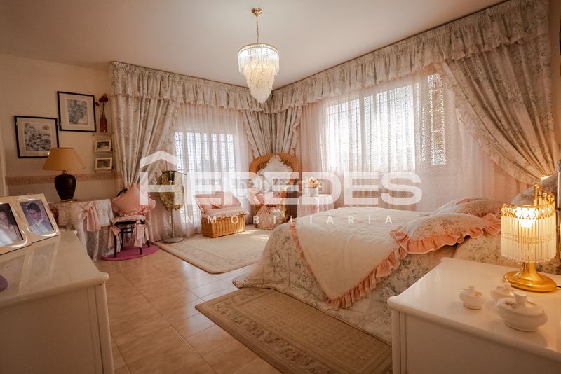 Foto 5d605512-a952-47b5-a7a3-de7e6d33fb9e. Casa amb xemeneia calefacció aparcament piscina a Torrelles de Llobregat