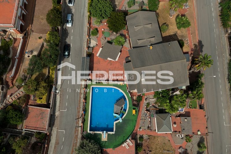 Foto 671d0574-1f44-4ce4-9710-dbd3dd63bcff. Casa amb xemeneia calefacció aparcament piscina a Torrelles de Llobregat