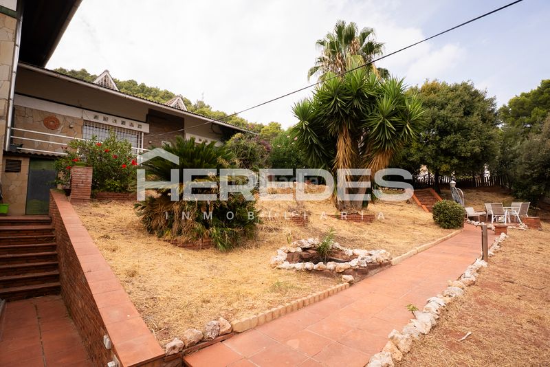 Foto 6a879059-83c1-4867-8353-fa51db9c5460. Casa amb xemeneia calefacció aparcament piscina a Torrelles de Llobregat