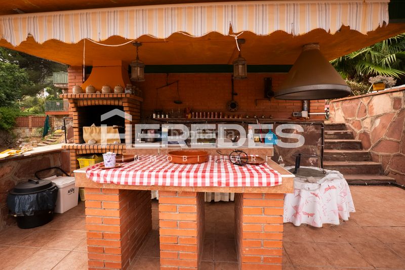 Foto 7c3dd1ab-ad35-4233-9f94-db37cbdeefb0. Casa amb xemeneia calefacció aparcament piscina a Torrelles de Llobregat