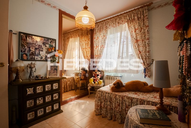 Foto 8203ffb0-bd70-4a84-875c-81fb4e0f1e25. Casa amb xemeneia calefacció aparcament piscina a Torrelles de Llobregat