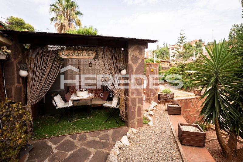 Foto 83d81c5b-e3f9-42ed-9b55-592687ee70df. Casa amb xemeneia calefacció aparcament piscina a Torrelles de Llobregat