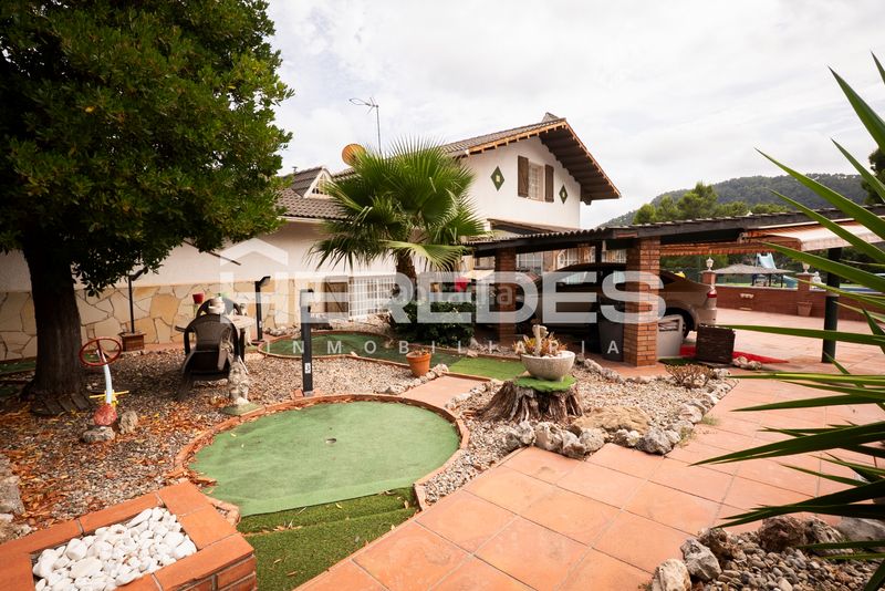 Foto 85c50c2e-36b1-4501-aacb-20f392b570dd. Casa amb xemeneia calefacció aparcament piscina a Torrelles de Llobregat