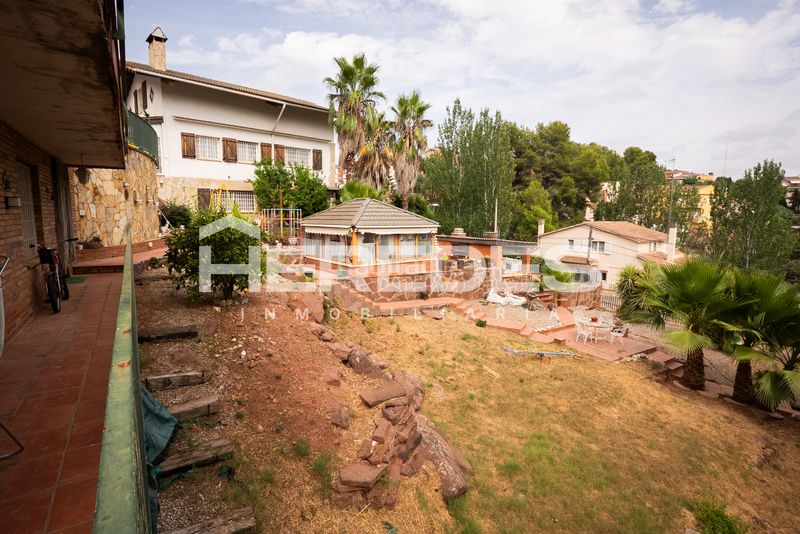 Foto 8c80c962-f971-46ff-a9d2-43580abf569d. Casa amb xemeneia calefacció aparcament piscina a Torrelles de Llobregat