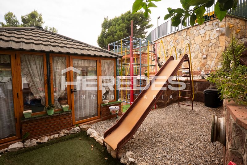 Foto a8323569-9a66-4a0a-a1b9-54da0a65940f. Casa amb xemeneia calefacció aparcament piscina a Torrelles de Llobregat