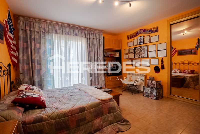 Foto a9a6cfab-f8f8-4849-9841-e4cfe576ba99. Casa amb xemeneia calefacció aparcament piscina a Torrelles de Llobregat