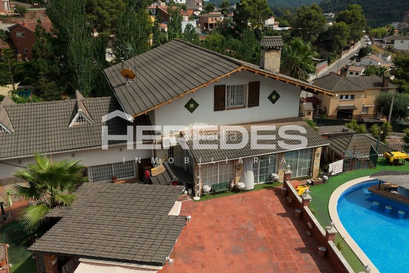 Foto ad2d063f-bc05-4cb2-a95e-96269930f4a9. Casa amb xemeneia calefacció aparcament piscina a Torrelles de Llobregat
