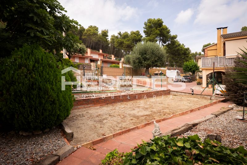 Foto ae48cb97-c97c-4401-9259-554c2c79c74f. Casa amb xemeneia calefacció aparcament piscina a Torrelles de Llobregat