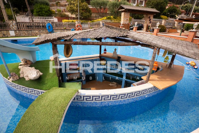 Foto af2f8ee6-41d8-4332-9a43-2ead1c701860. Casa amb xemeneia calefacció aparcament piscina a Torrelles de Llobregat