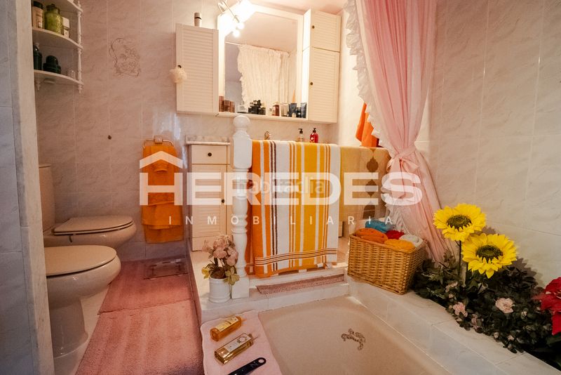 Foto af487f41-a9ec-4654-9b8d-512e36f17e3e. Casa amb xemeneia calefacció aparcament piscina a Torrelles de Llobregat