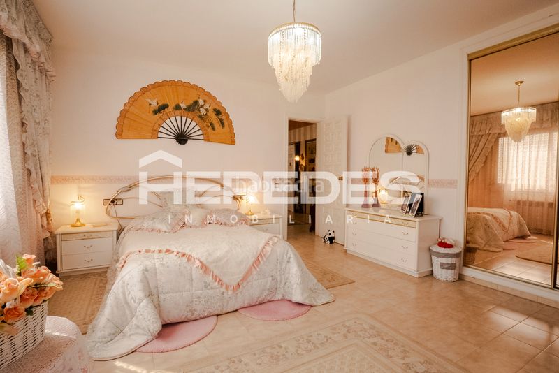 Foto b034e867-741c-4cb8-81f6-f6582713719d. Casa amb xemeneia calefacció aparcament piscina a Torrelles de Llobregat