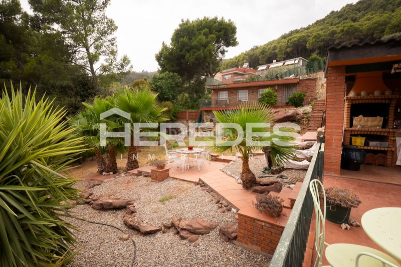 Foto b5cd1cbd-0902-4eb2-9341-f5f334b2ba10. Casa amb xemeneia calefacció aparcament piscina a Torrelles de Llobregat