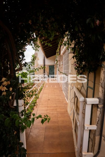 Foto b6148174-87aa-45f0-b501-4e9936a44e75. Casa amb xemeneia calefacció aparcament piscina a Torrelles de Llobregat